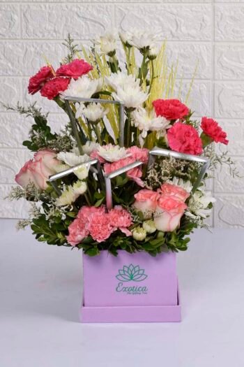 Box Arrangements Box flower arrangement of Jumilia Roses & Carnation