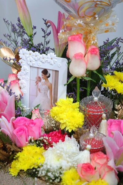 Box Arrangements Flower Arrangement Of Jumila Roses & Pink Oriental Lily With Balloon & Photo